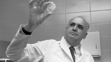 Dr Hilleman in lab